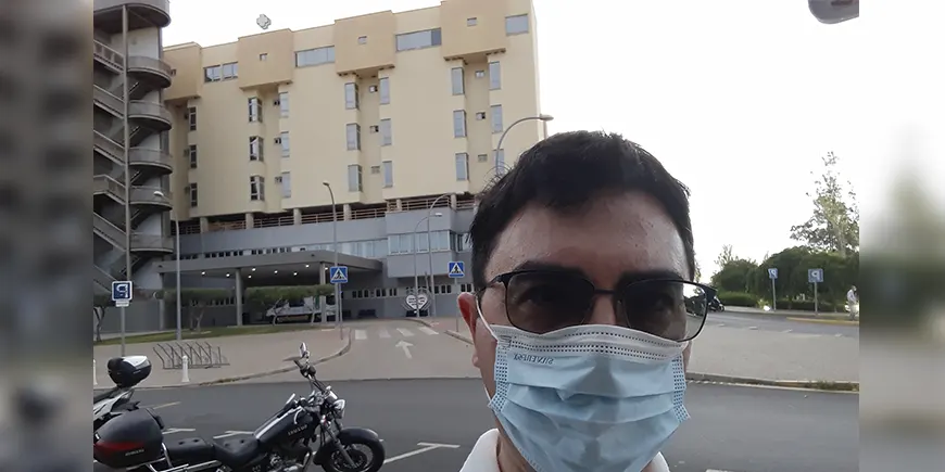Protagonista del relato con mascarilla, delante de un hospital.