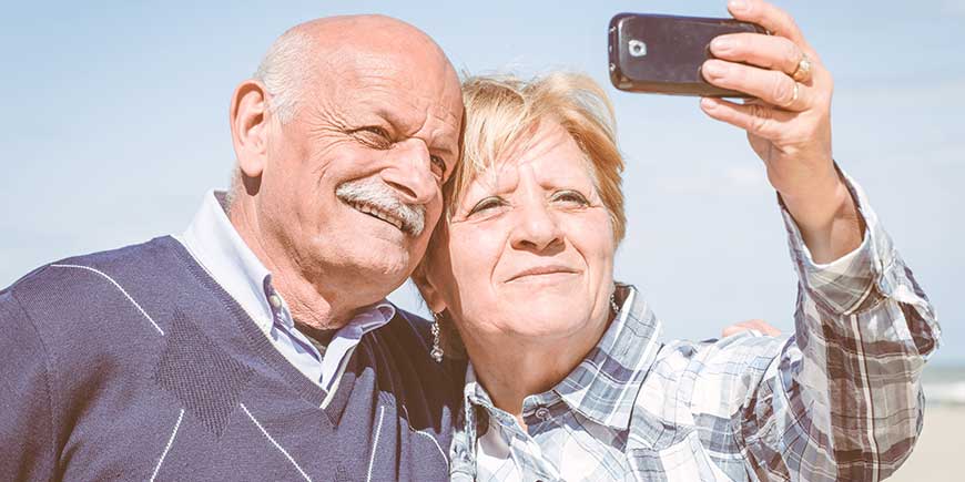 Pareja sonriente haciéndose un selfie