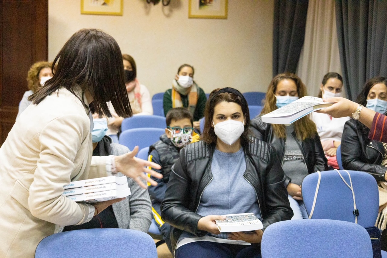 Trabajadoras recibiendo el Libro "SUPERCUIDADORES, SUPERCUIDADORAS"