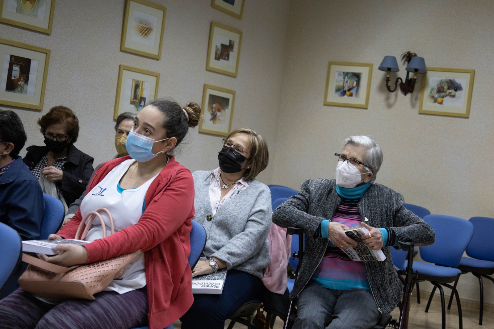 Trabajadoras recibiendo el libro "SUPERCUIDADORES, SUPERCUIDADORAS"