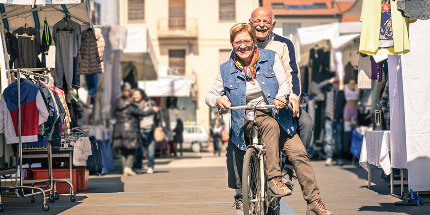 Pareja personas mayores en bici