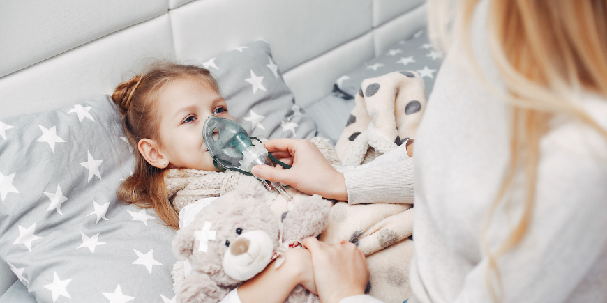 Niña en hospital con mascarilla respiratoria