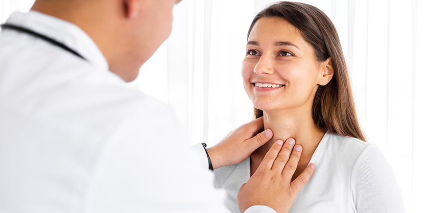 mujer sonriente con médico