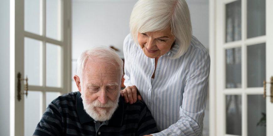 Mujer anciana cuidando de hombre anciano