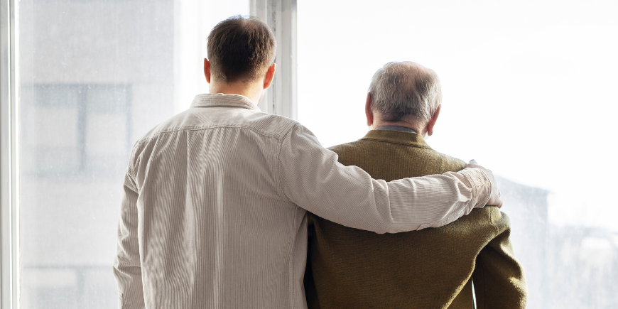 Hombre joven abrazando a hombre anciano