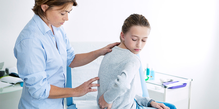 cómo cuidar a niños y adolescentes con lumbalgia y dolor de espalda.