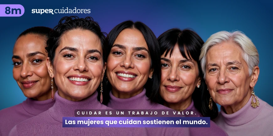 cinco-mujeres-juntas-con-vestimenta-morada