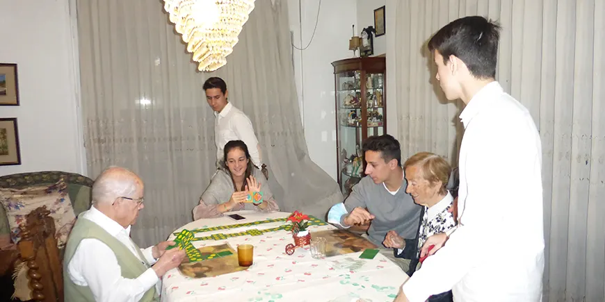 Familia jugando a juegos de mesa.