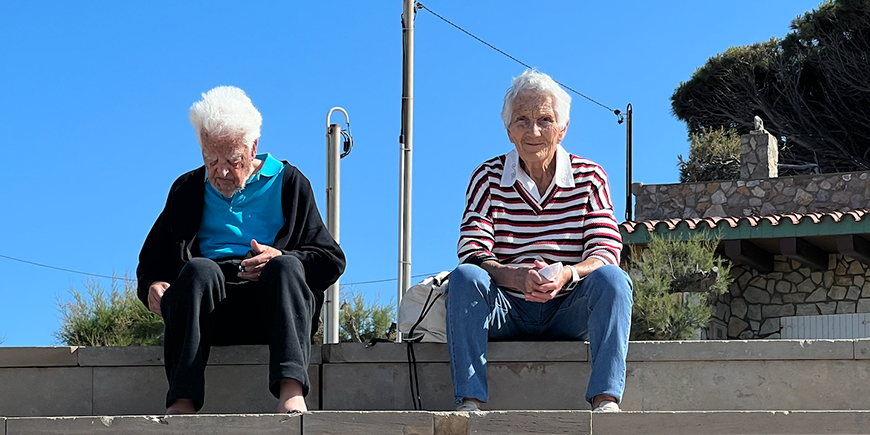 Dos personas mayores sentadas