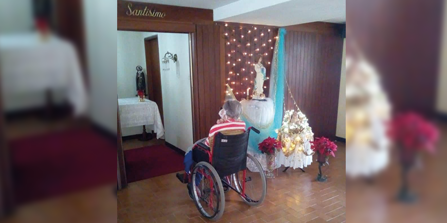 mujer en silla de ruedas en una residencia de personas mayores