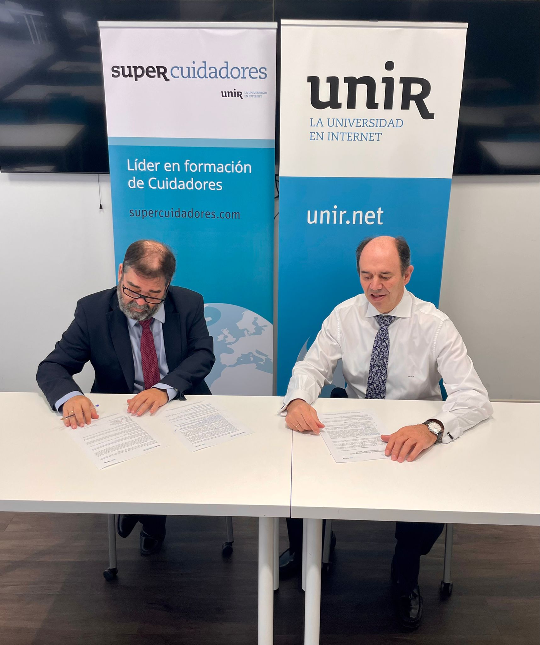 Firma colaboración entre SENIORS y SUPERCUIDADORES