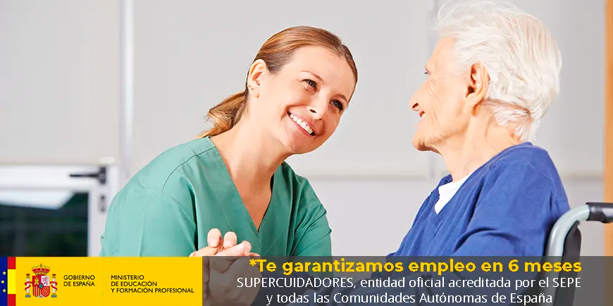 Trabajadora de Atención Sociosanitaria a personas dependientes en Instituciones Sociales cuidando de una persona mayor.