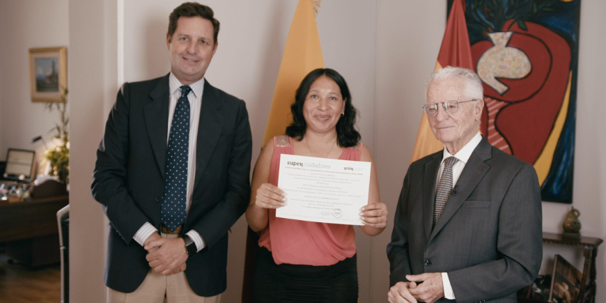 UNIR y el Embajador de Ecuador en España entregando el Certificado de SUPERCUIDADORES