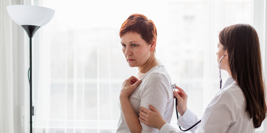 Doctora examinando a mujer