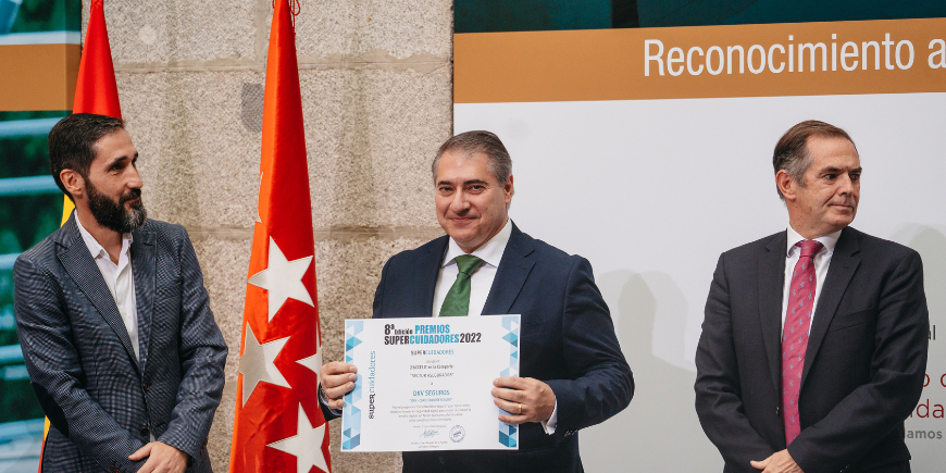 Entrega de diploma a DKV Seguros en Premios SUPERCUIDADORES